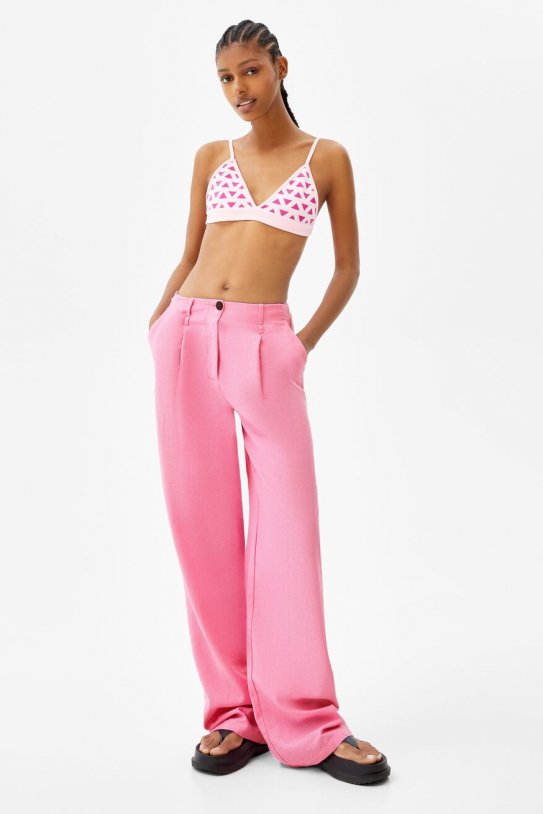 Cada vez nos gusta más el pantalón rosa de Bershka que piernas infinitas como las de Julia R...