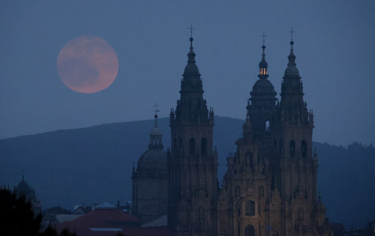 La luna rosa en el cielo de Santiago de Compostela
