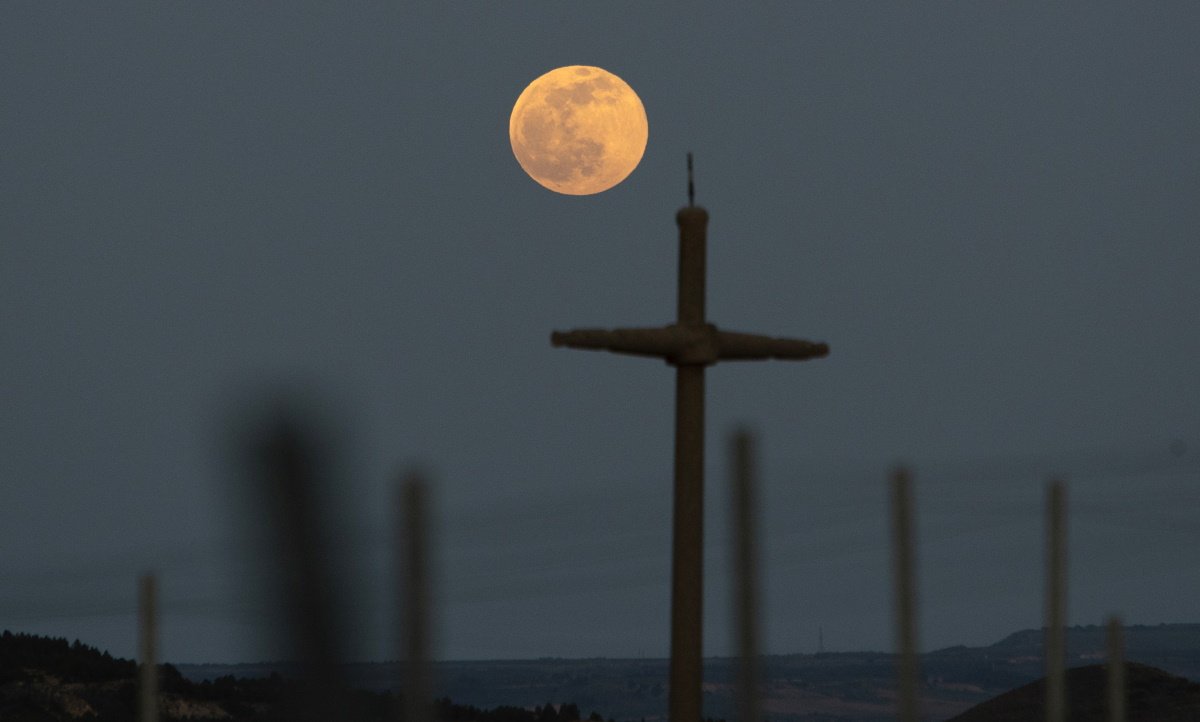 La luna rosa luce en el cielo de Logroño