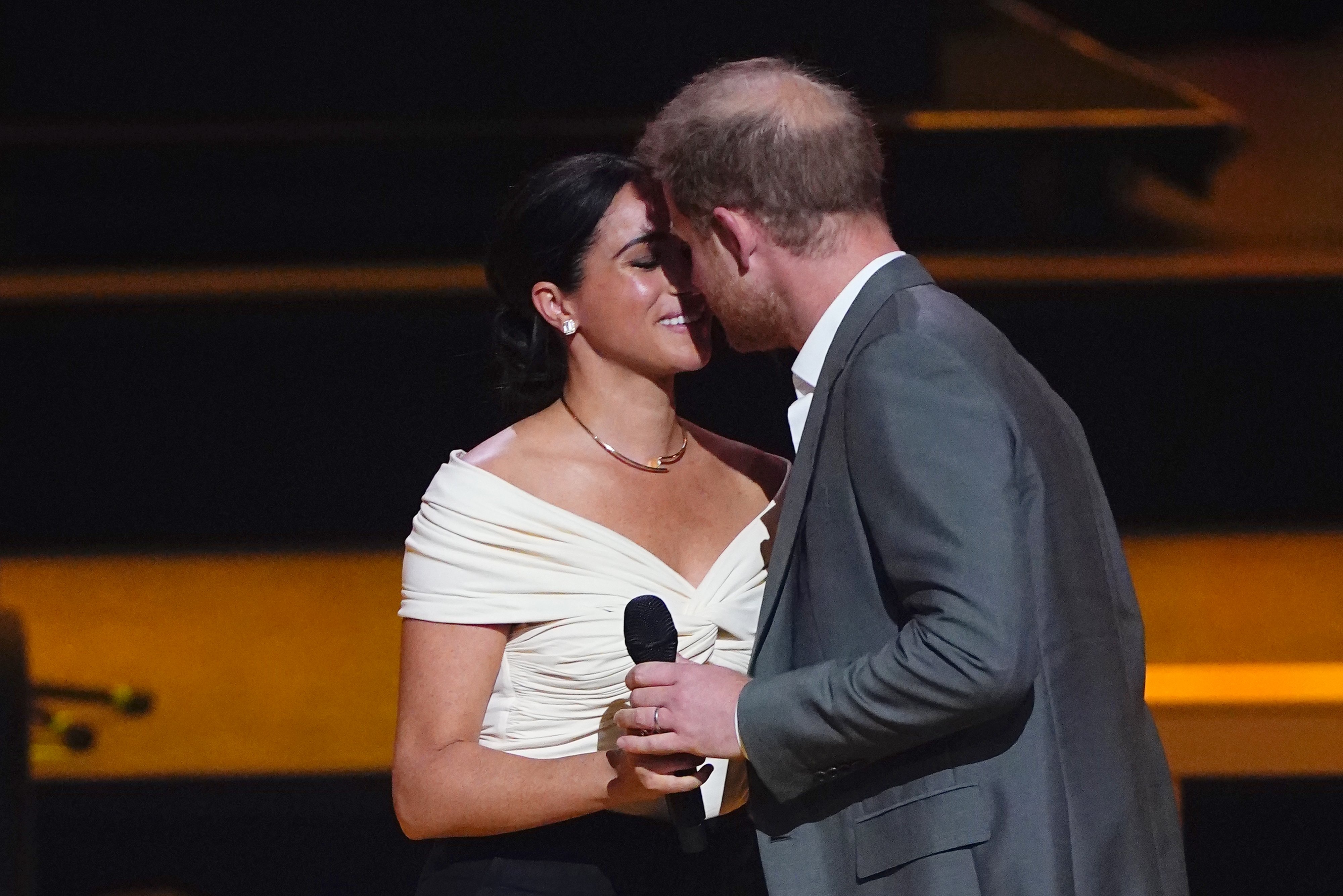 Harry y Meghan beso inauguracion GTRES