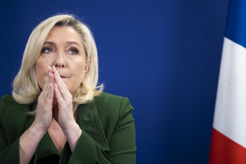 La Fiscalía francesa investiga por malversación a Le Pen