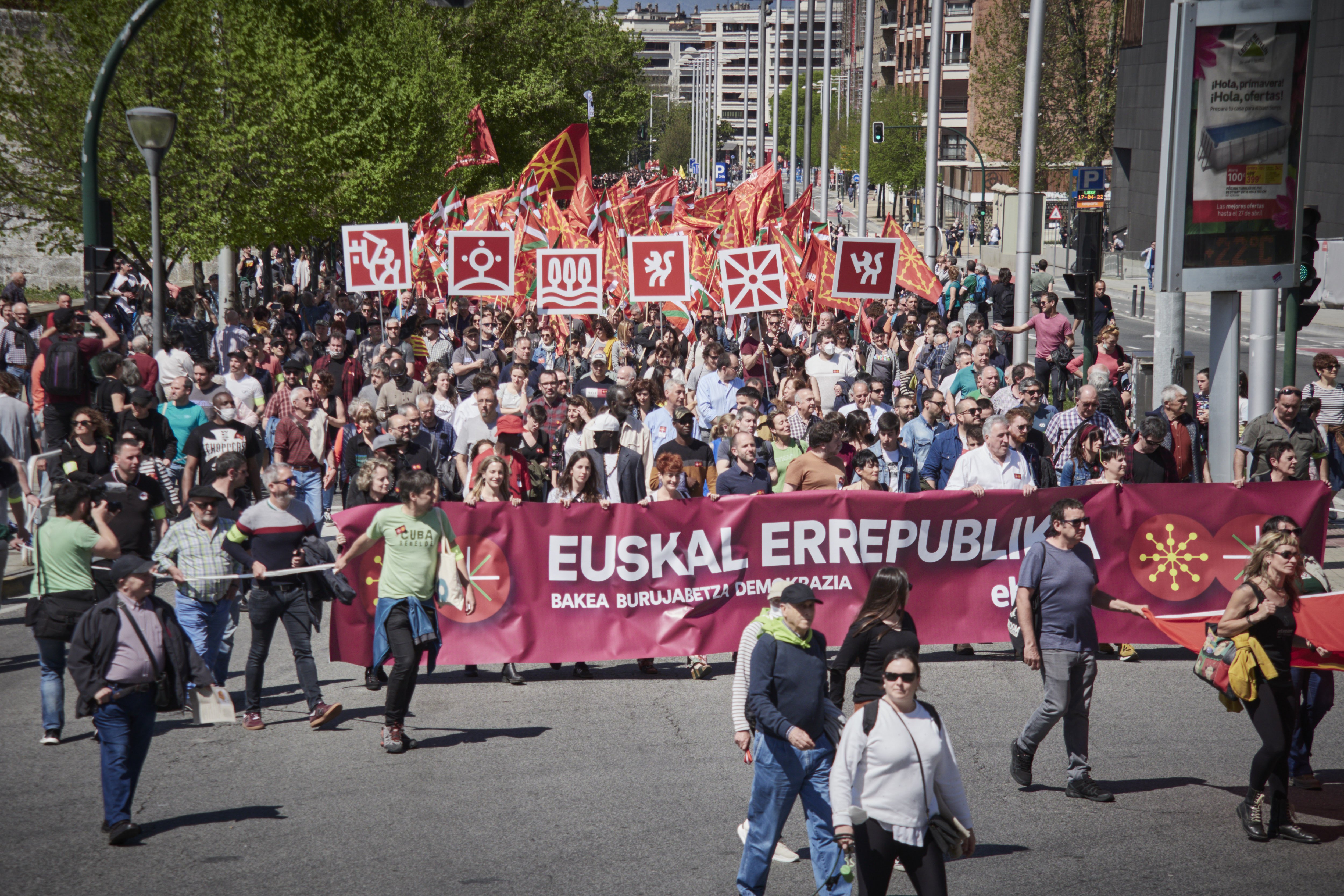 EuropaPress varias personas distintas banderas pancarta euskal errepublika marcha dia