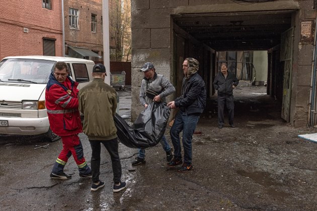 civil muerto cuerpo cadaver kharkiv bombardeo rusia guerra ucrania efe