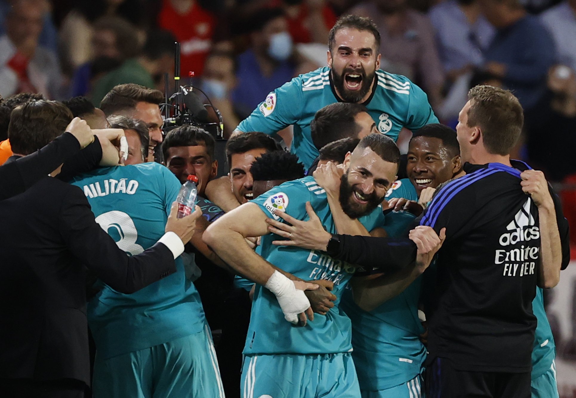 El Real Madrid vuelve a obrar el milagro para remontar en Sevilla y acaricia el título de liga (2-3)