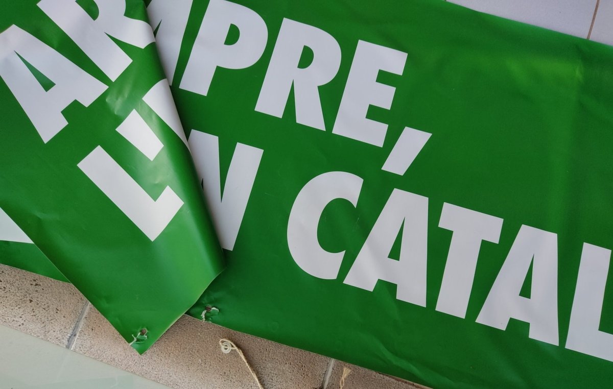 Se suben a un balcón de Sant Cugat para arrancar una pancarta a favor del catalán