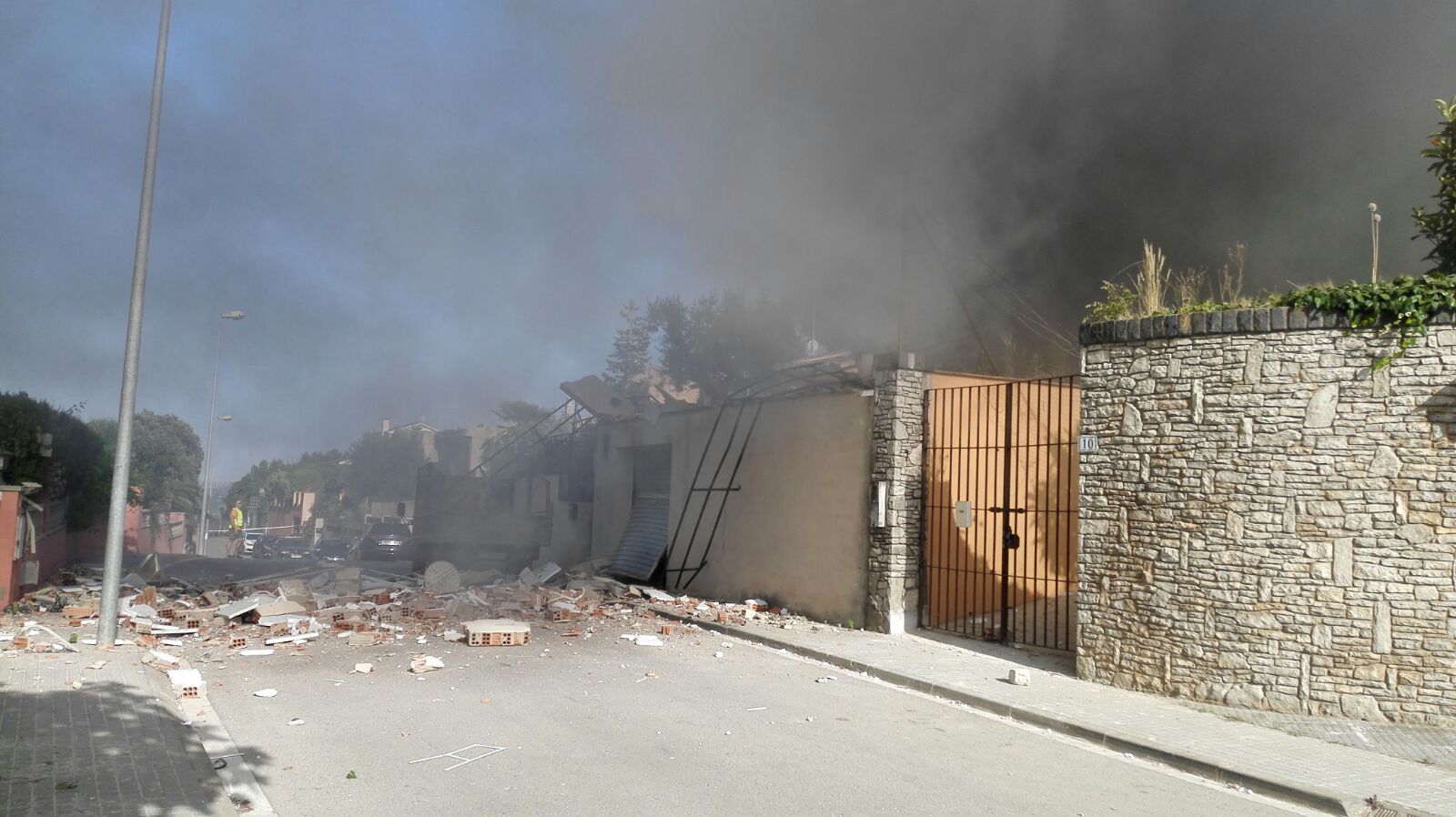 Una explosió ensorra completament un habitatge unifamiliar a Collbató