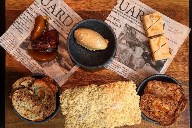 Secuencia de foie Gras Focaccia con té de pato, mantequilla de foie, terrina natural y asado con melocotón a la vainilla