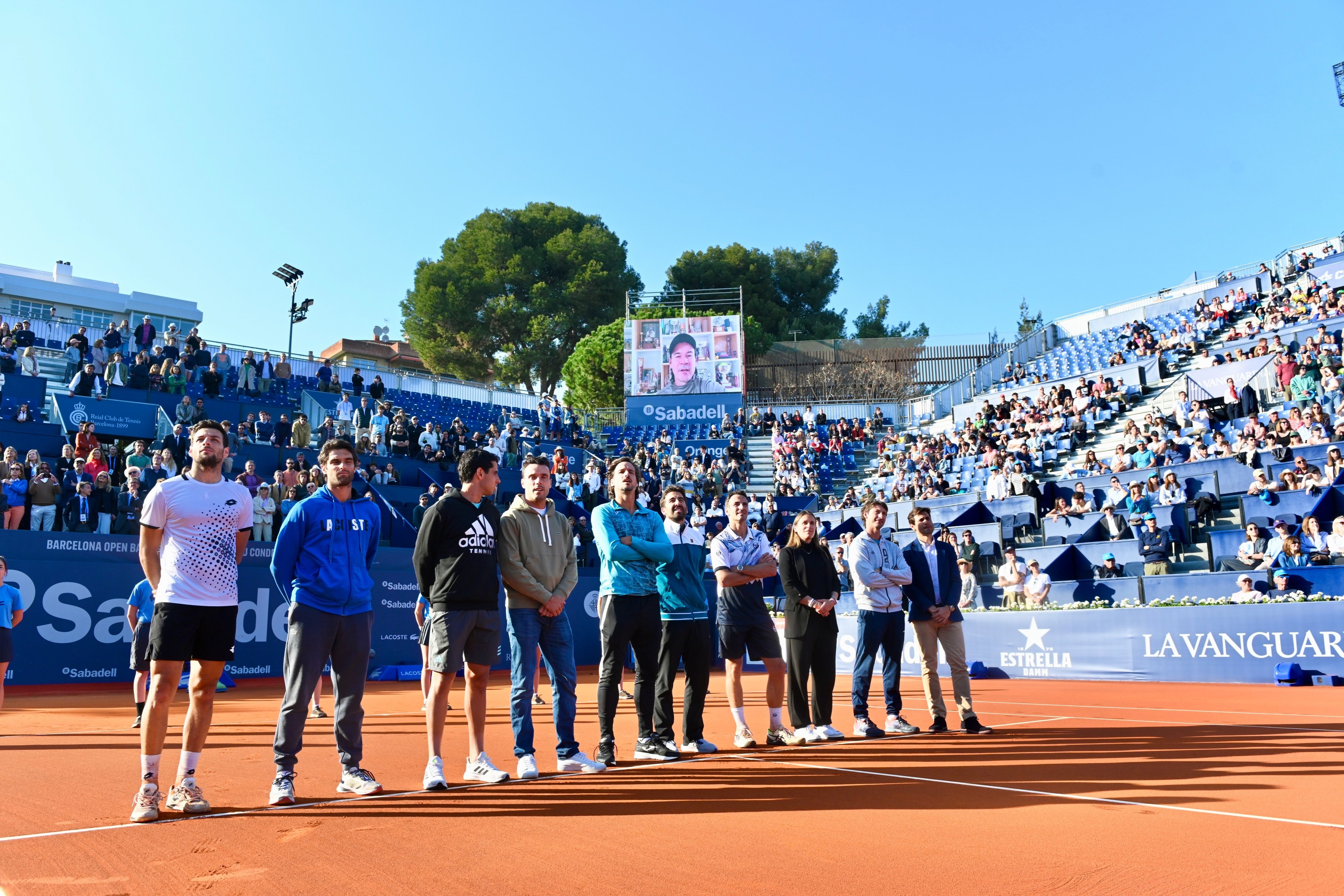 Homenatge a la seva alçada