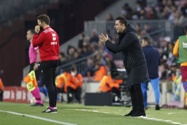 xavi hernandez aplaude barca efe xavi hernandez aplaude barca efe