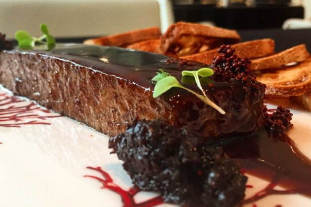 Tarrina de ternera a la royal con mostaza japonesa, tostas de pan y compota de chalotte noire