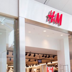 La blusa de rayas blancas y negras de H&M es un espectáculo de clase y buen gusto