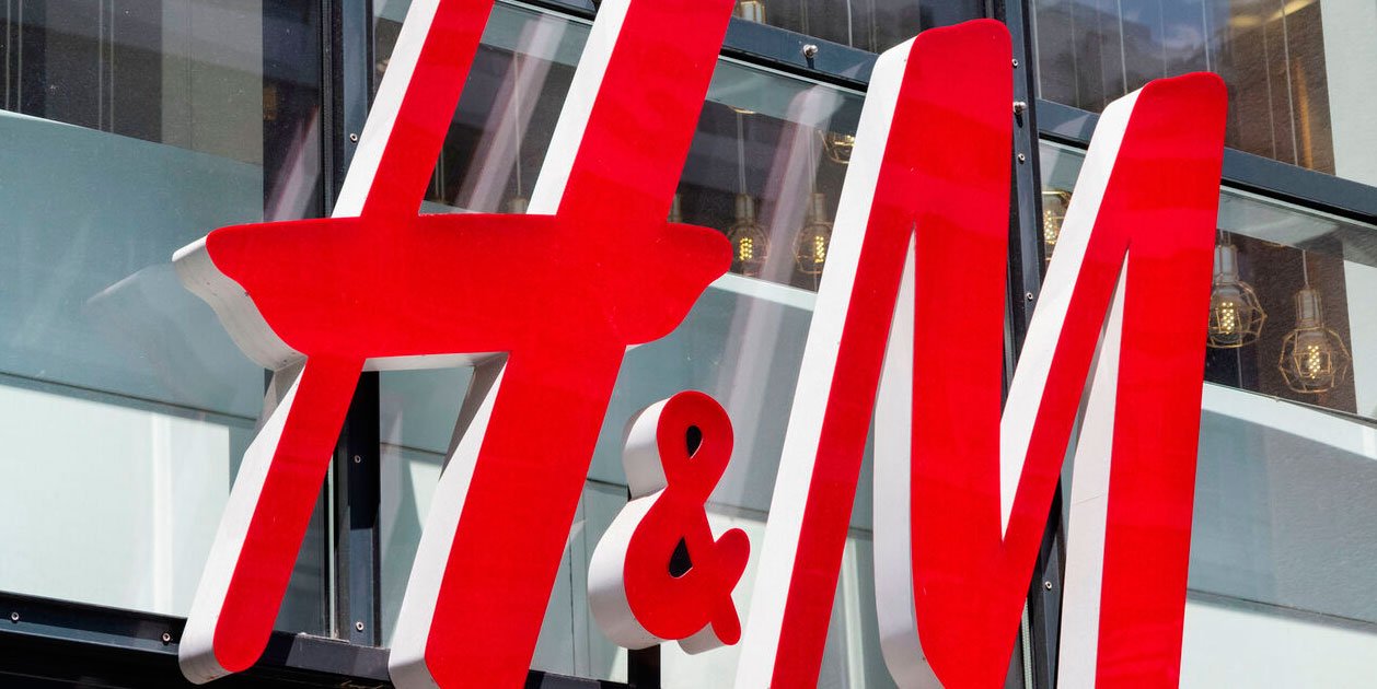 Esta falda con inserciones de encaje de H&M hará que no quieras ver ninguna más