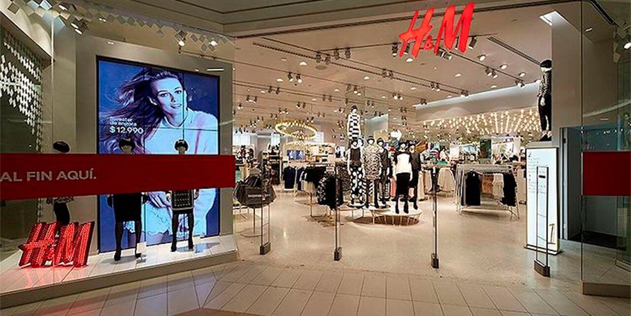 El vestido satinado drapeado de H&M entra en los armarios más exigentes, arrasa