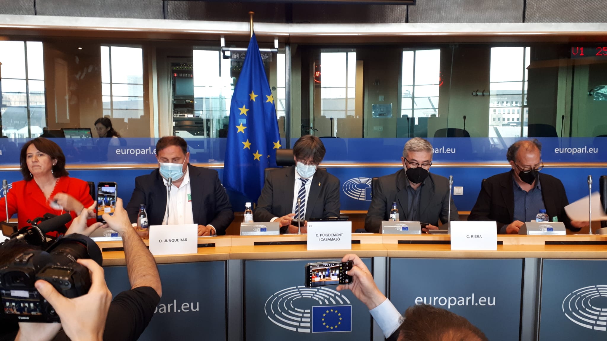 Carles Puigdemont, Junqueras, Paluzie, Xavier Antich mesa sala Parlamento Europeo John McAulay Carles Puigdemont, Junqueras, Paluzie, Xavier Antich mesa sala Parlamento Europeo John McAulay