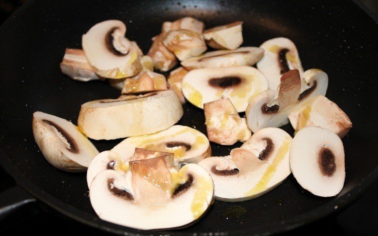 xampinyons farcits botifarra dou porro roquefort sobre crema xampinyo pas1