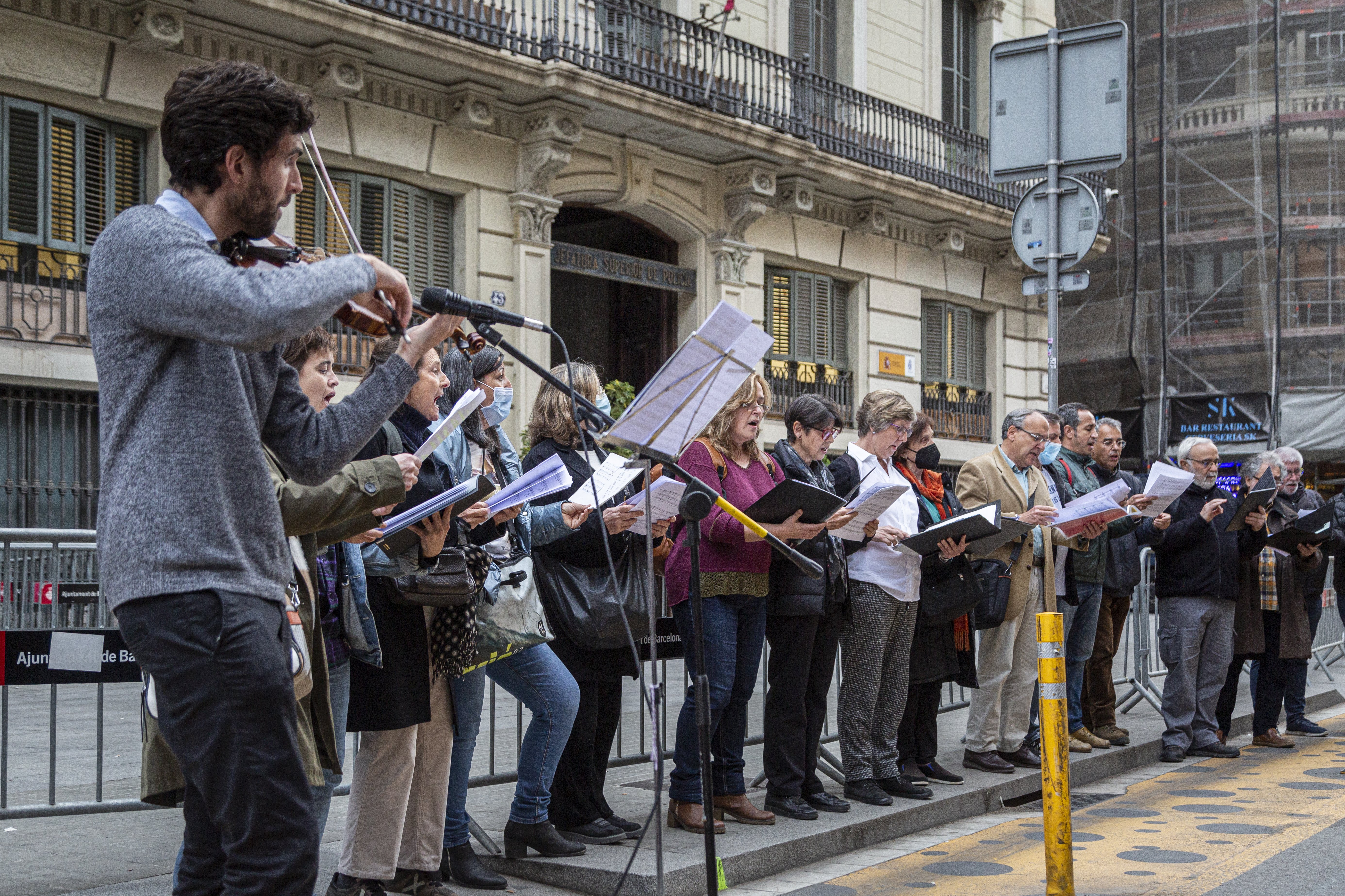 Comisaría de Via Laietana: la coral Càrmina y Músics per la Pau cantan para cerrarla