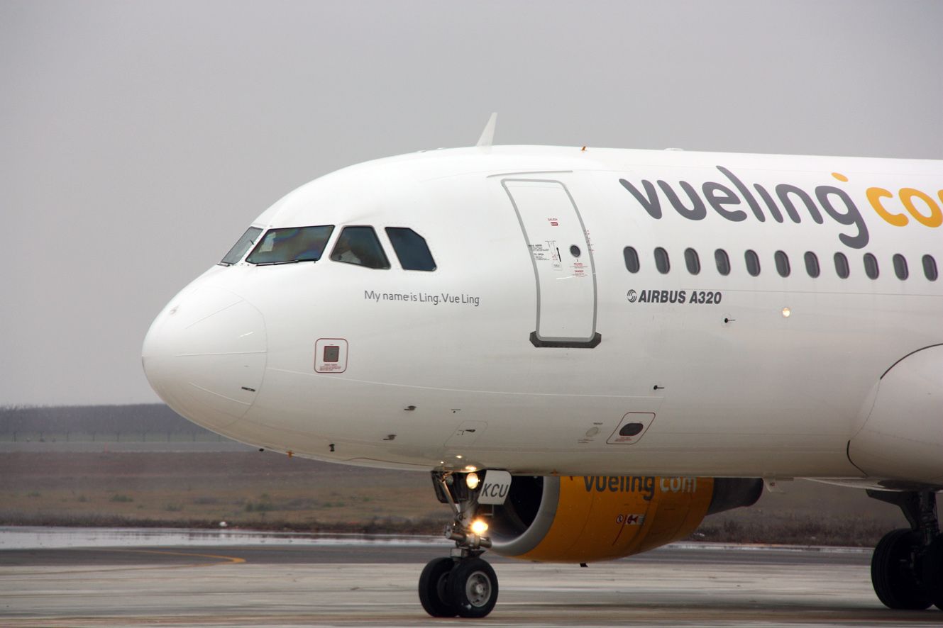 Cues, queixes i retards al Prat: Vueling no aixeca el morro