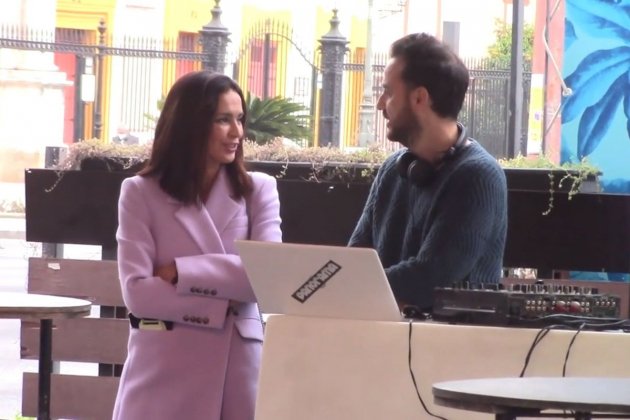 Olga Moreno con un DJ