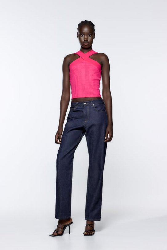 Hay auténtica locura en España con la nueva camiseta halter rib de Zara color fucsia