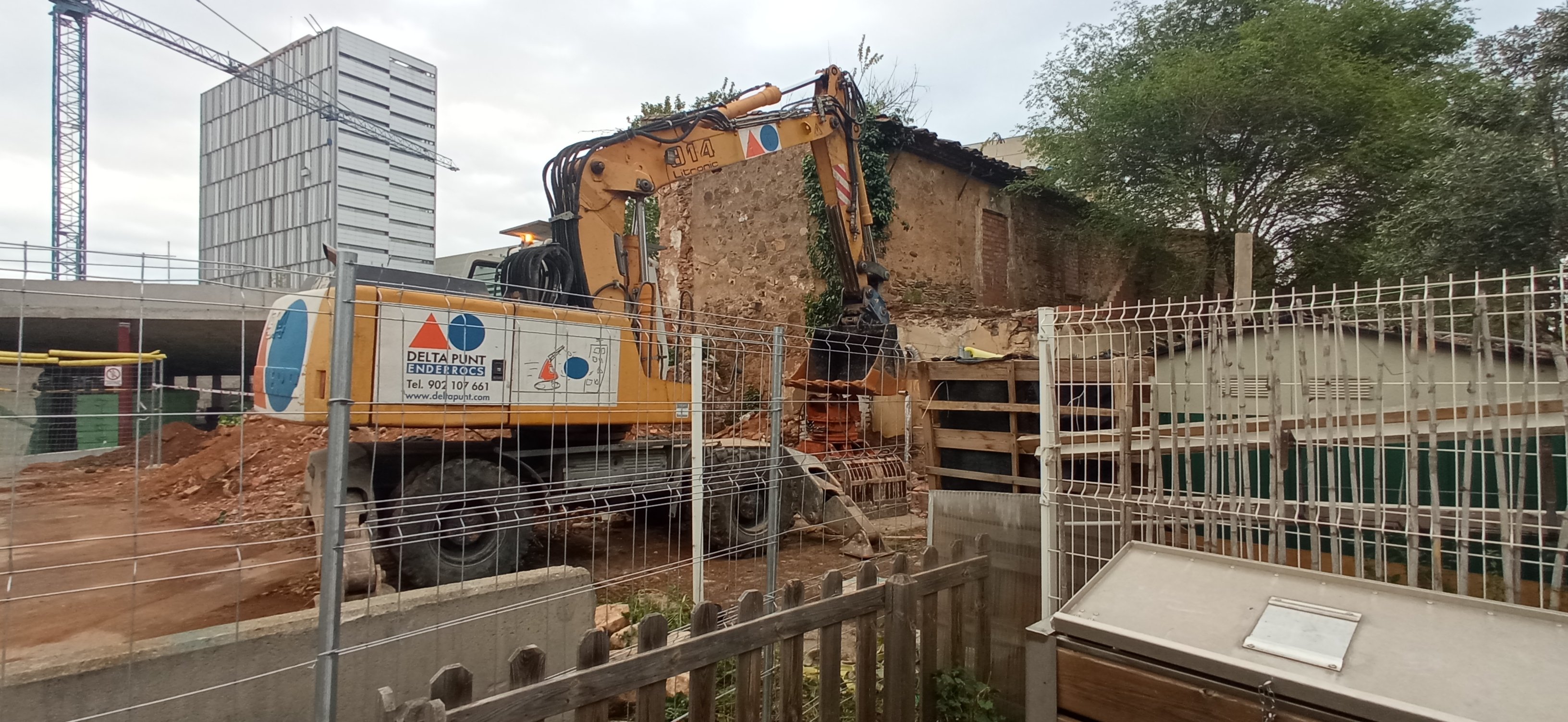 Revuelo por el derribo parcial de una masía de Nou Barris