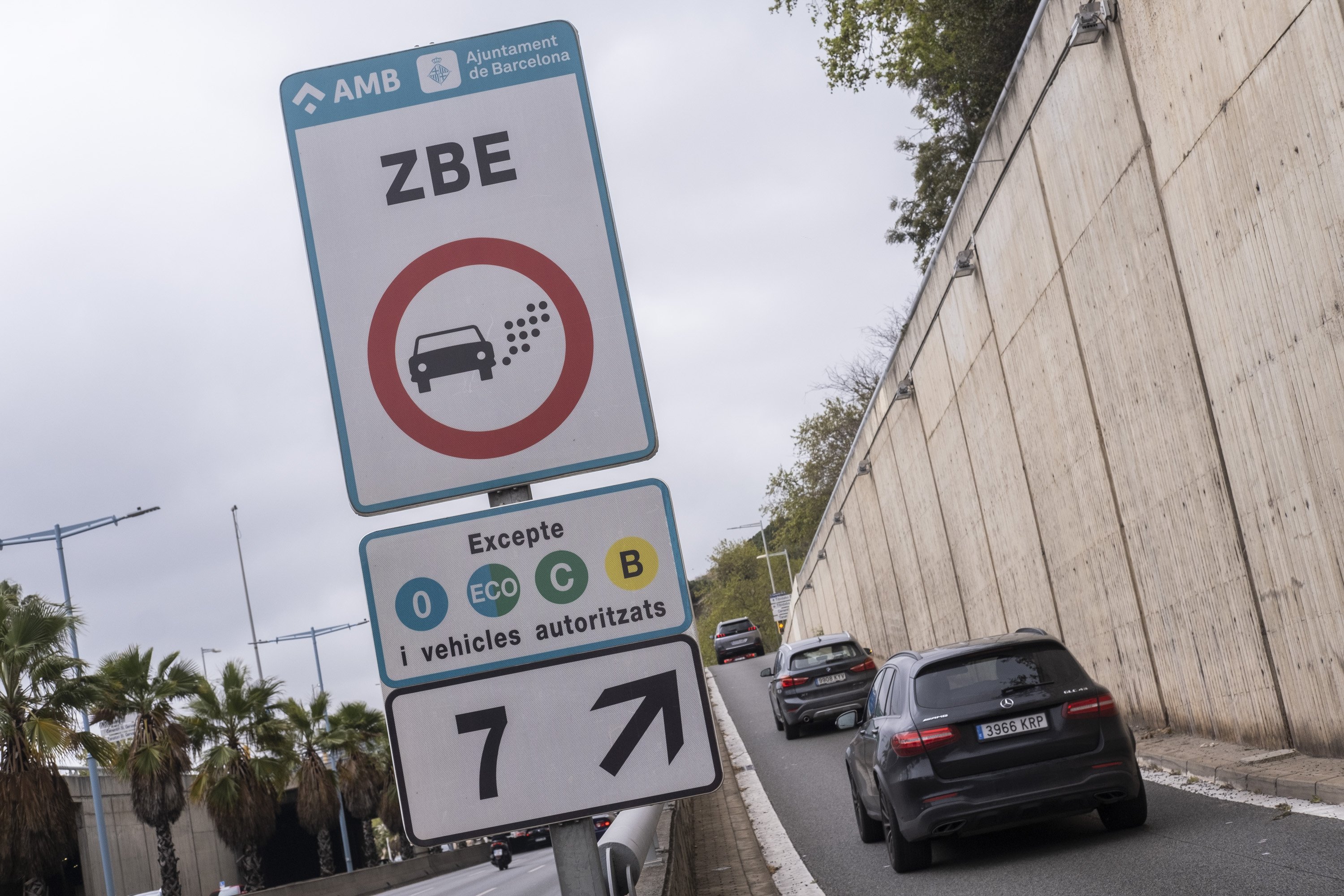 Propuesta anticoche: hacer pagar 4 euros/día para conducir dentro de la ZBE de Barcelona