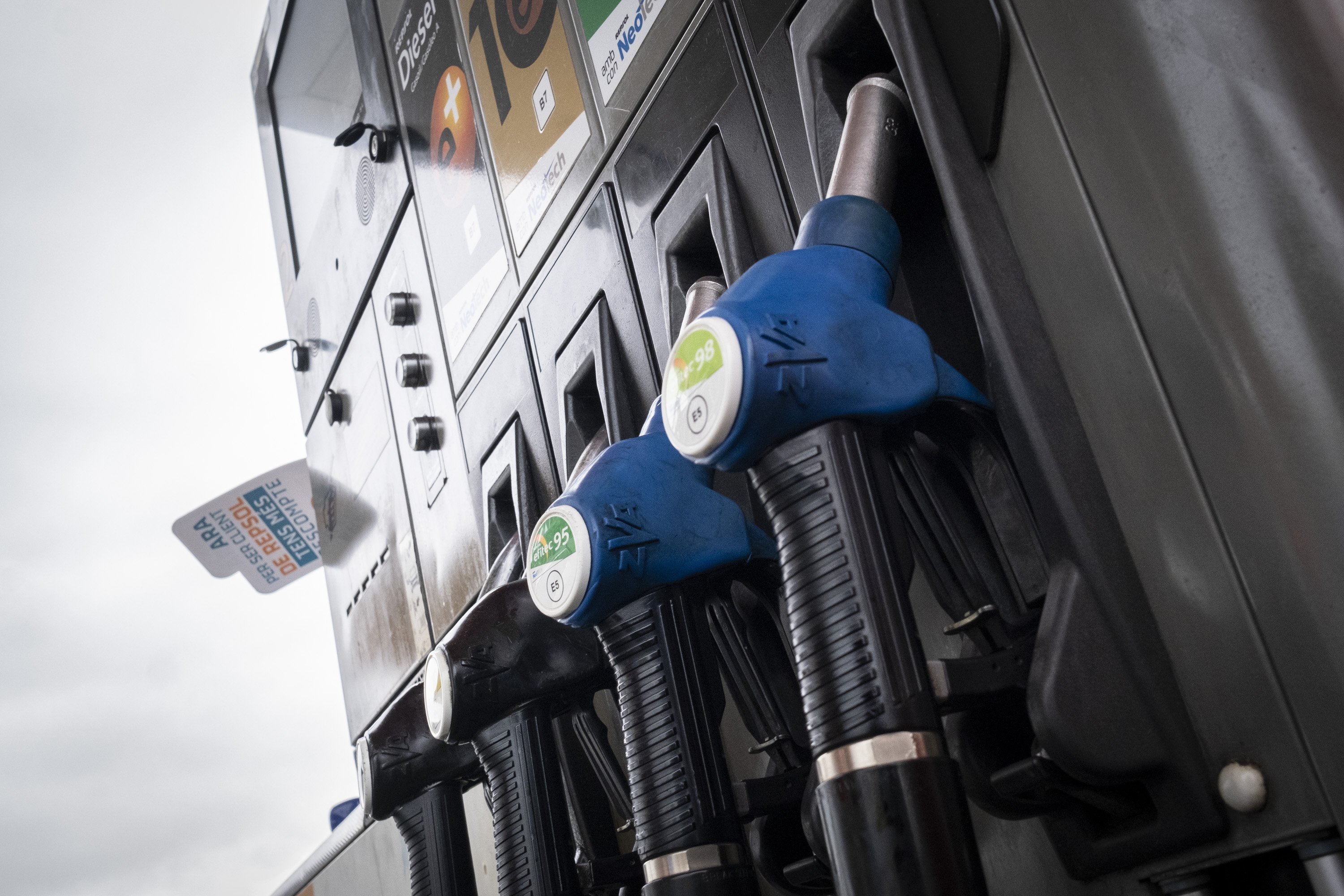 El preu de la gasolina torna a assolir un rècord històric sense comptar el descompte