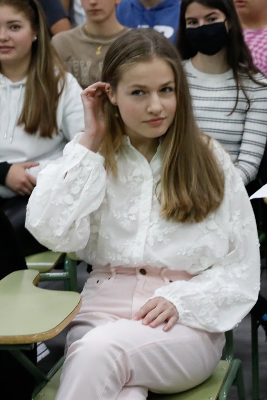 Leonor sin mascarilla se toca lo pelo GTRES