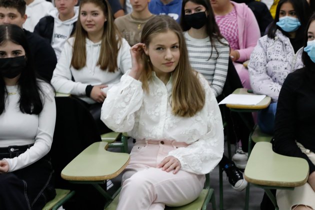 Leonor sin mascarilla se toca lo pelo GTRES Leonor sin mascarilla se toca lo pelo GTRES