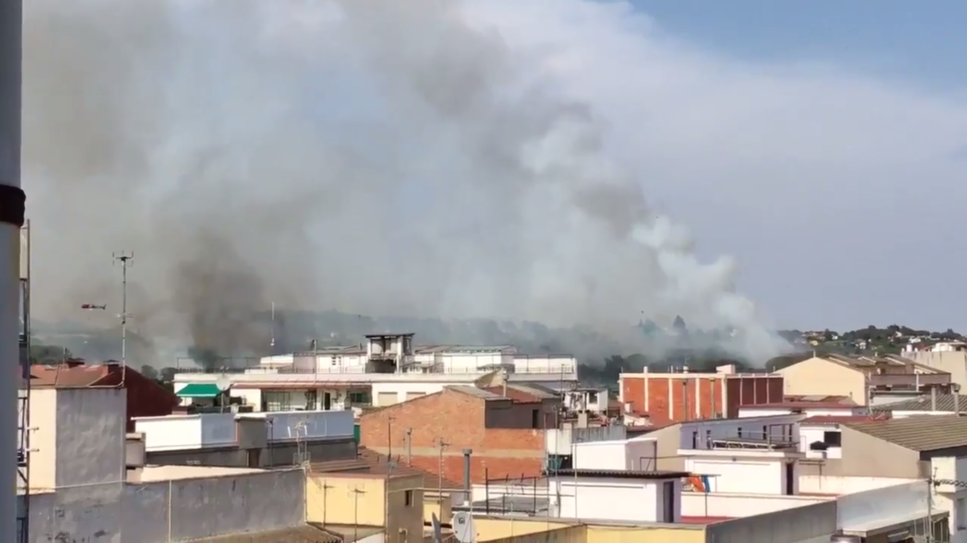Controlat l'incendi forestal de Cardedeu