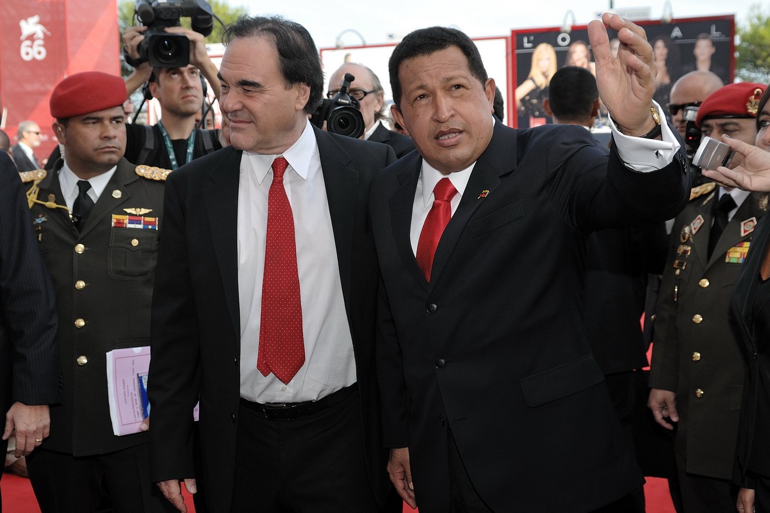 Oliver Stone con Hugo Chavez. Foto: Wikipedia Oliver Stone con Hugo Chavez. Foto: Wikipedia