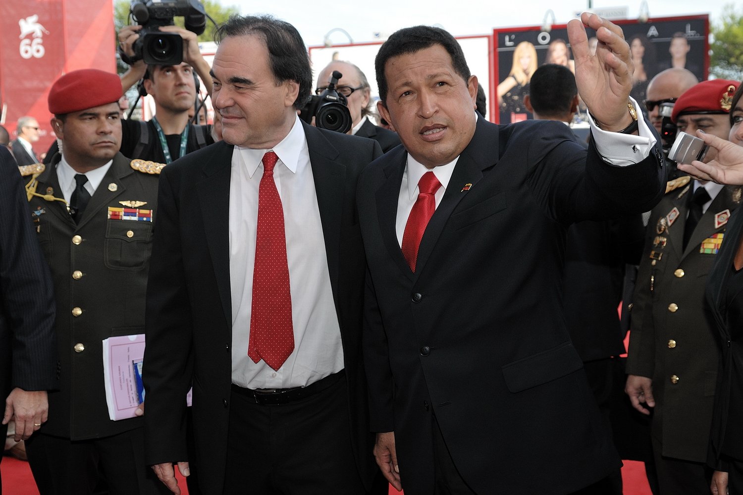 Oliver Stone amb Hugo Chavez. Foto: Wikipedia