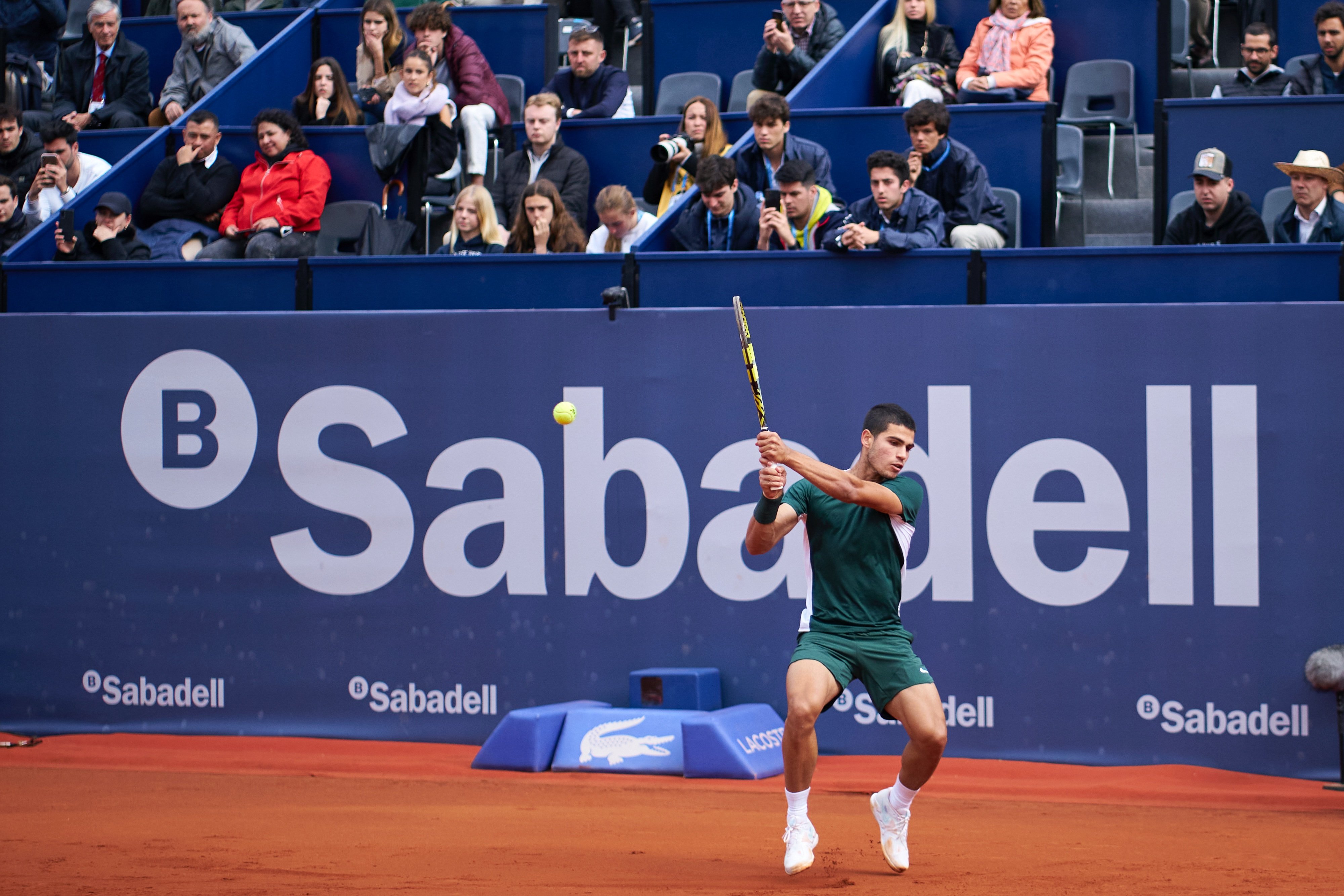 Alcaraz empieza con triunfo y la lluvia amarga el debut de Tsitsipas en el Barcelona Open Banc Sabadell 2022