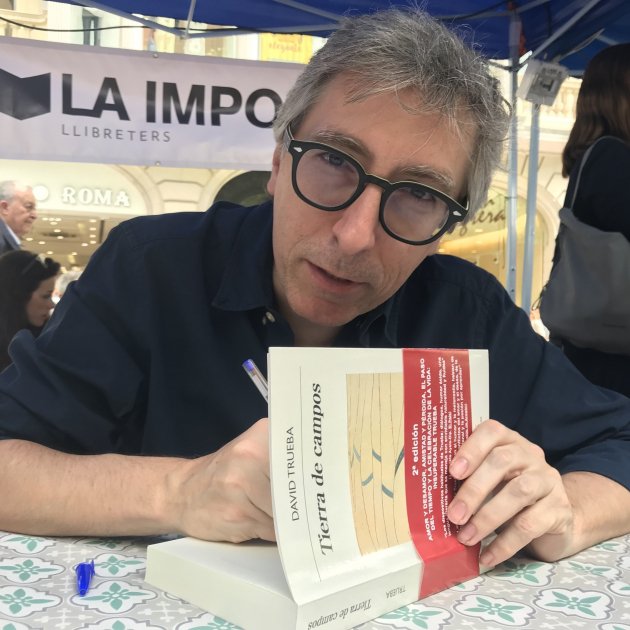 Vivo Sant Jordi como lector, escritor y enamorado”
