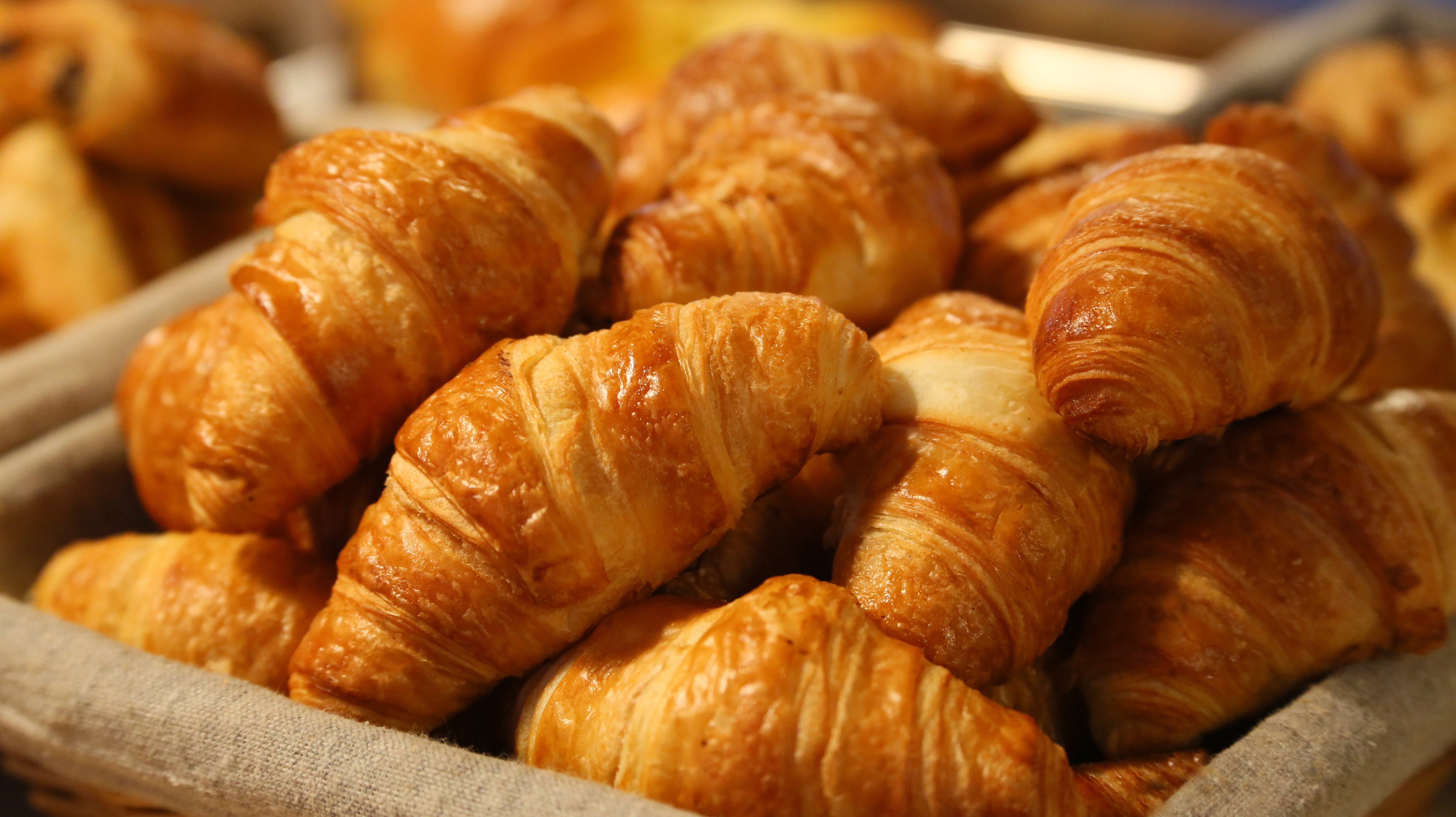 Una bandeja repleta de croissants