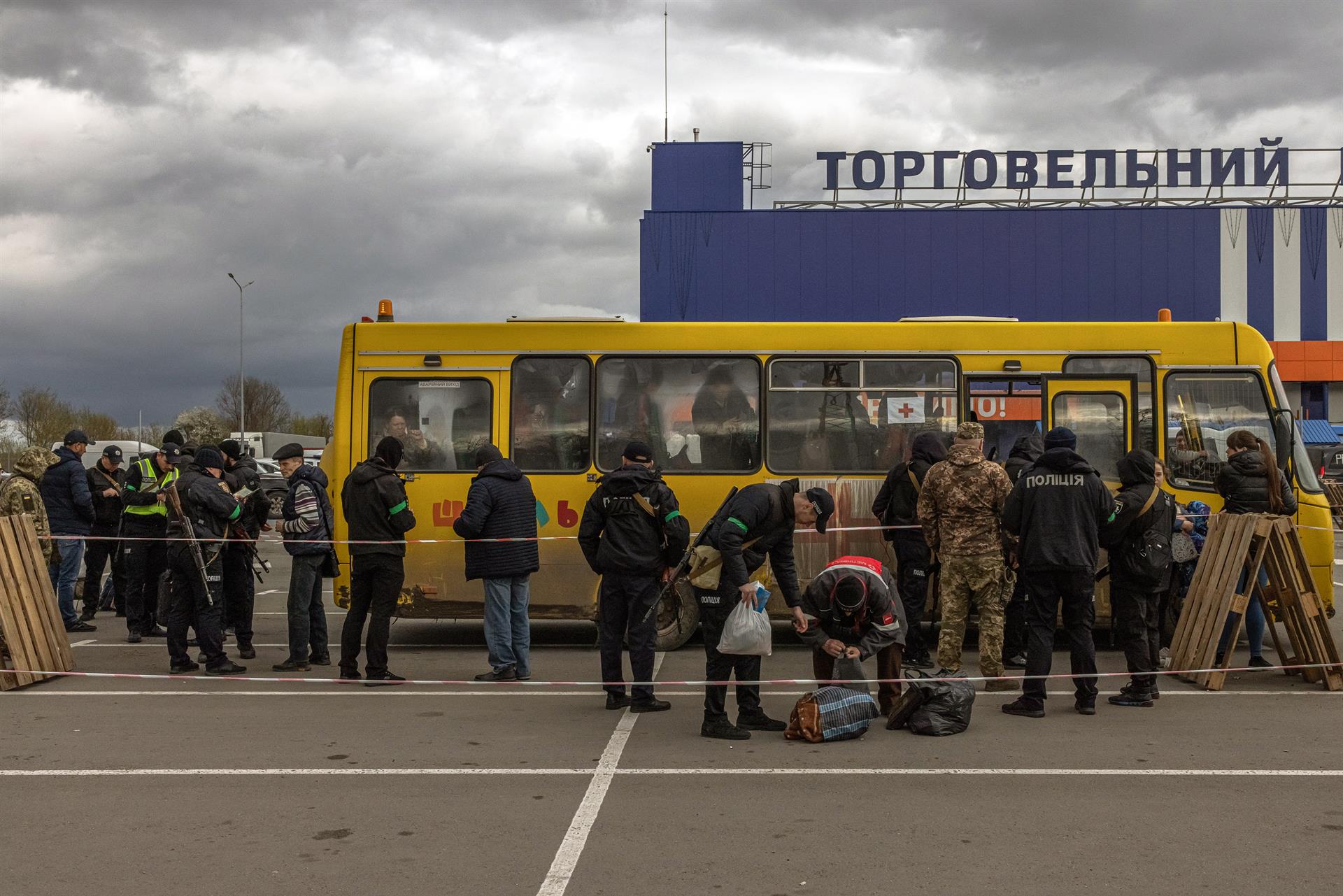 refugiados huyen de mariupol efe refugiados huyen de mariupol efe