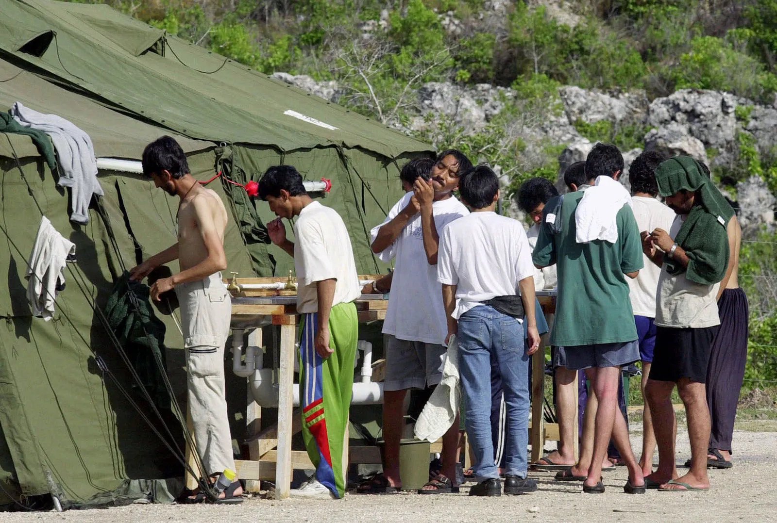Un grupo de inmigrantes indonesios en el campo de internamiento de Nauru / Foto: Britannica