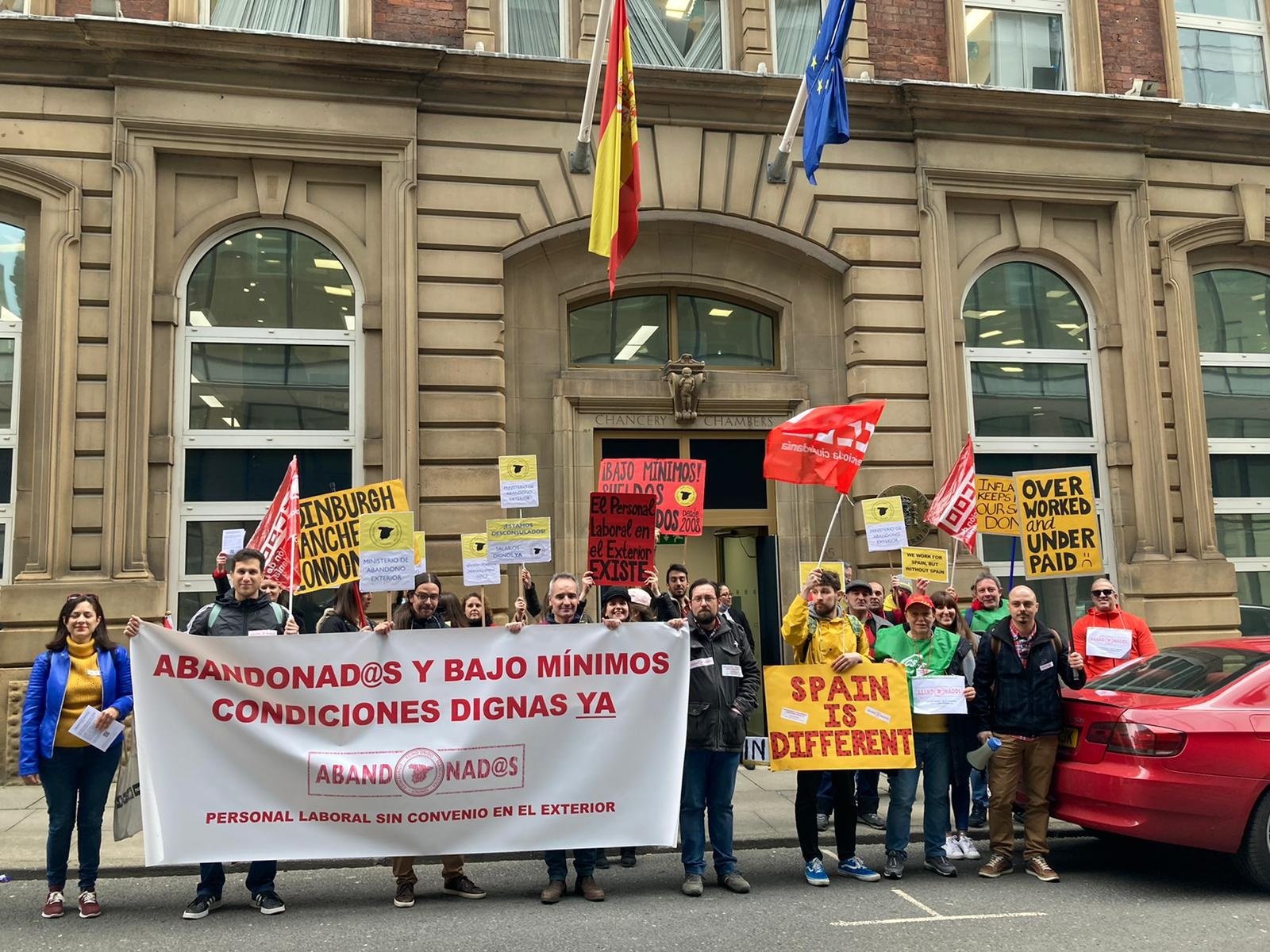 Huelga de la embajada española en Londres: denuncian al gobierno Sánchez en Europa