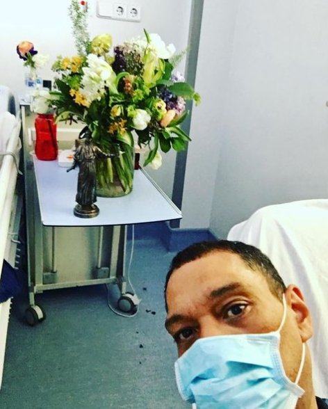 Elio Valderrama, marido de Jesús Mariñas, cuidándolo en el hospital Instagram