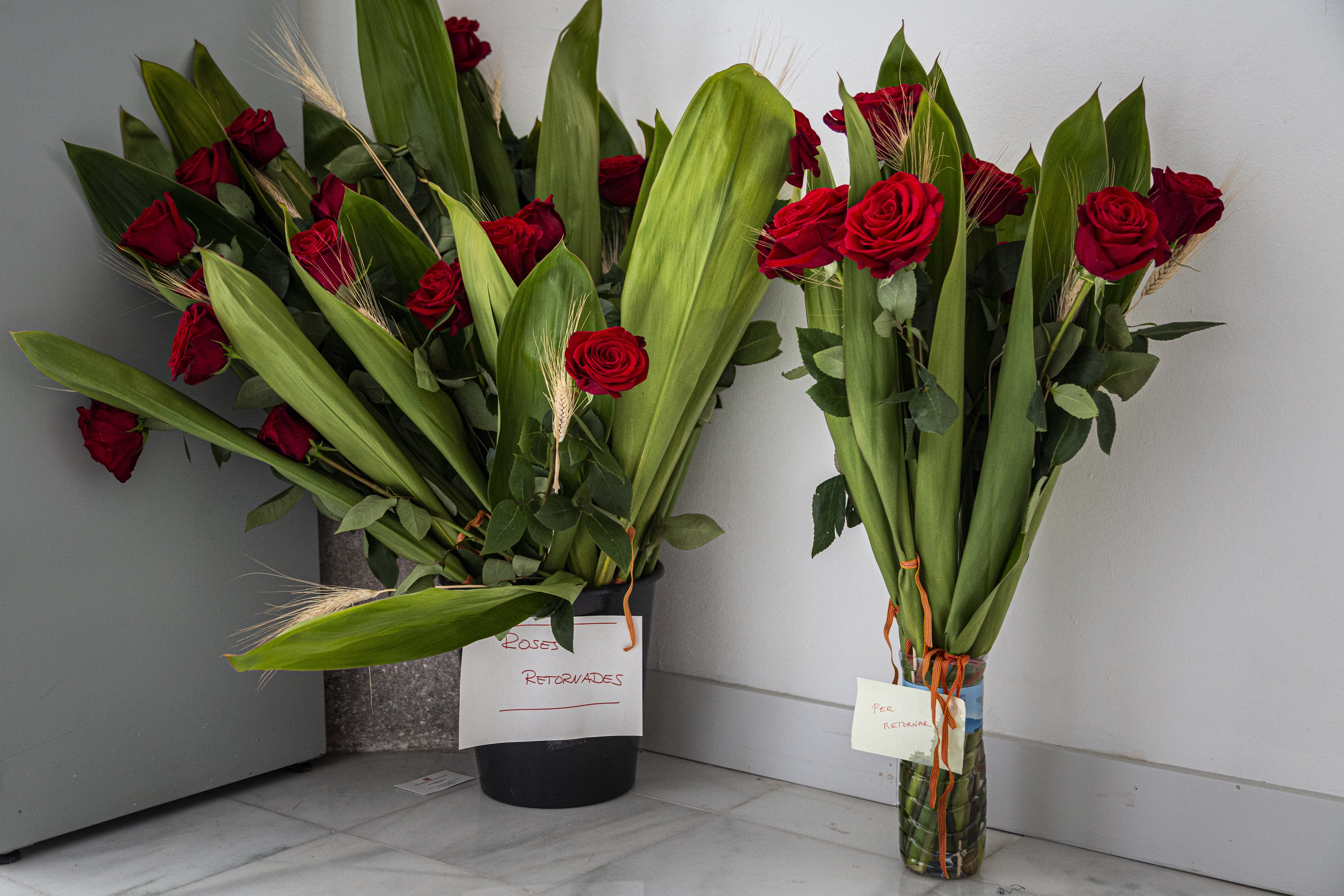 Protesta contra Borràs: treballadors del Parlament li tornen el llibre i la rosa