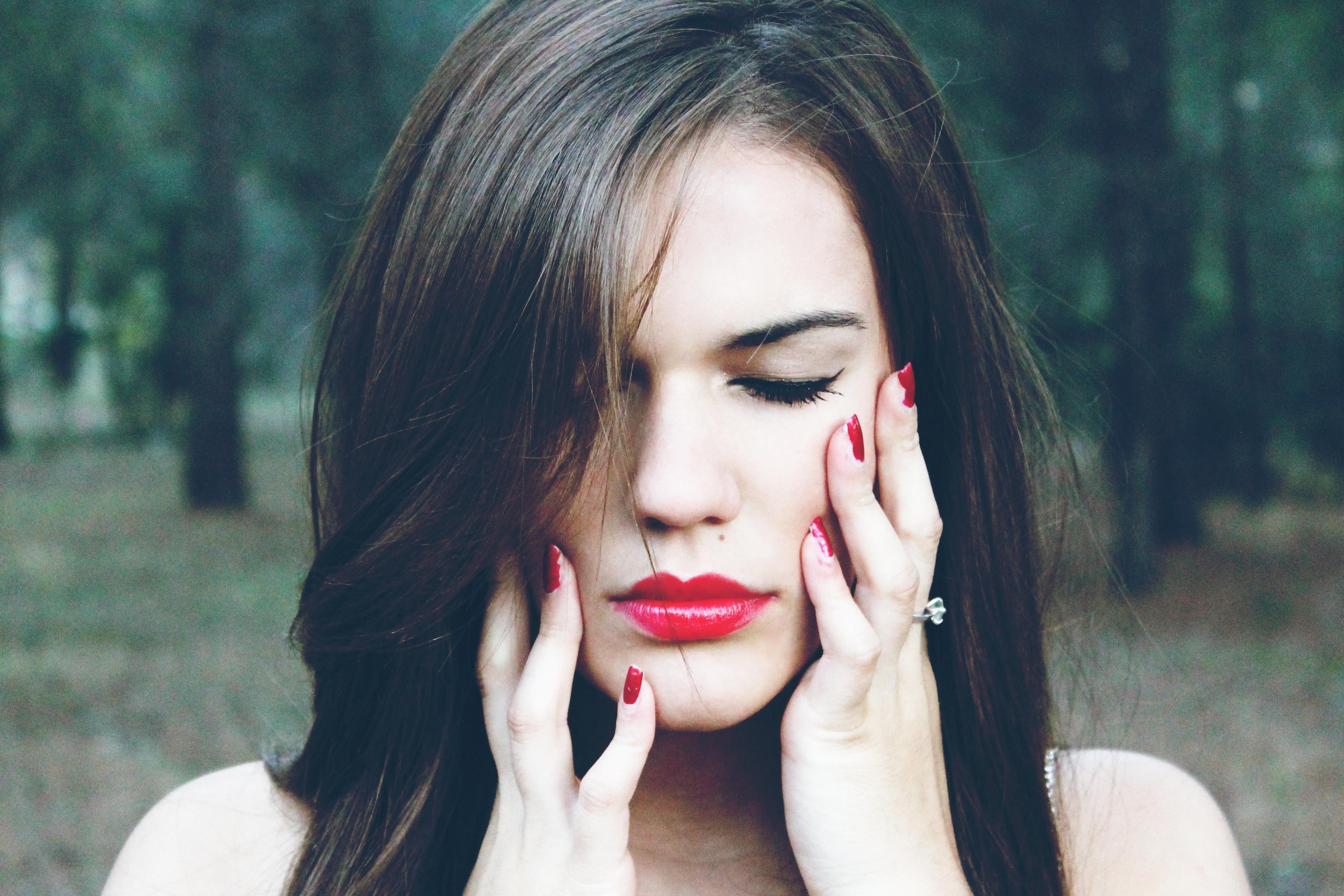 Mujer palpándose el rostro Mujer palpándose el rostro