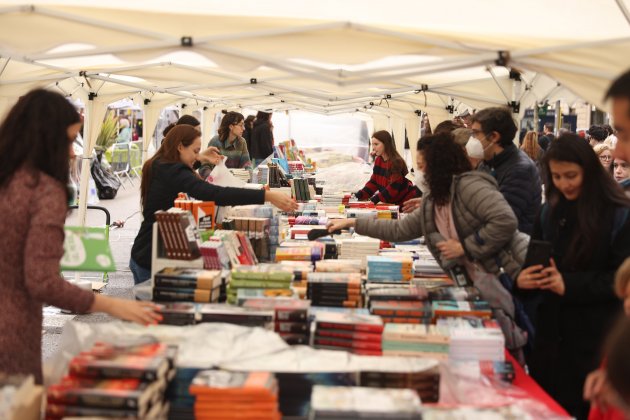 Diada de Sant Jordi 2022,  parada de libros compra venta - foto: Sergi Alcàzar