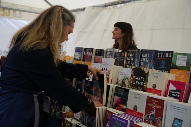 Diada de Sant Jordi 2022, parada|puesto de abanica de libros Paseo de Gràcia - Foto: Parda|Pardusca Casas