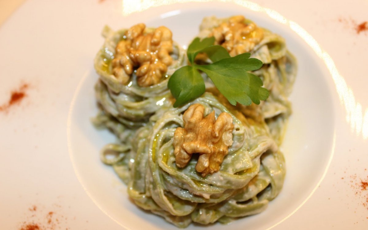 Tallarines de verdura con salsa de nueces