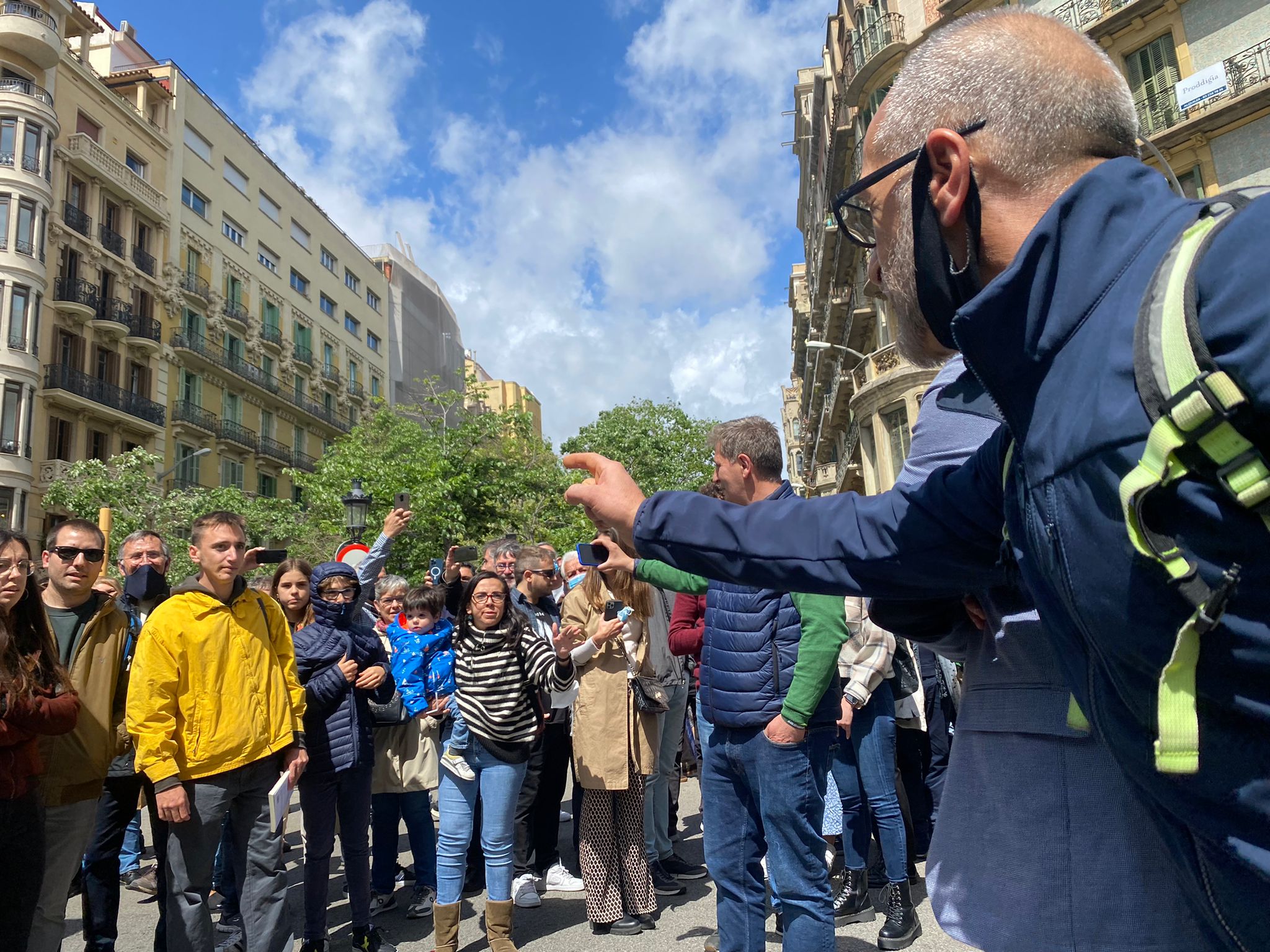 Tensión en la parada de Vox por Sant Jordi en Barcelona: "¡Racistas y homófobos!"