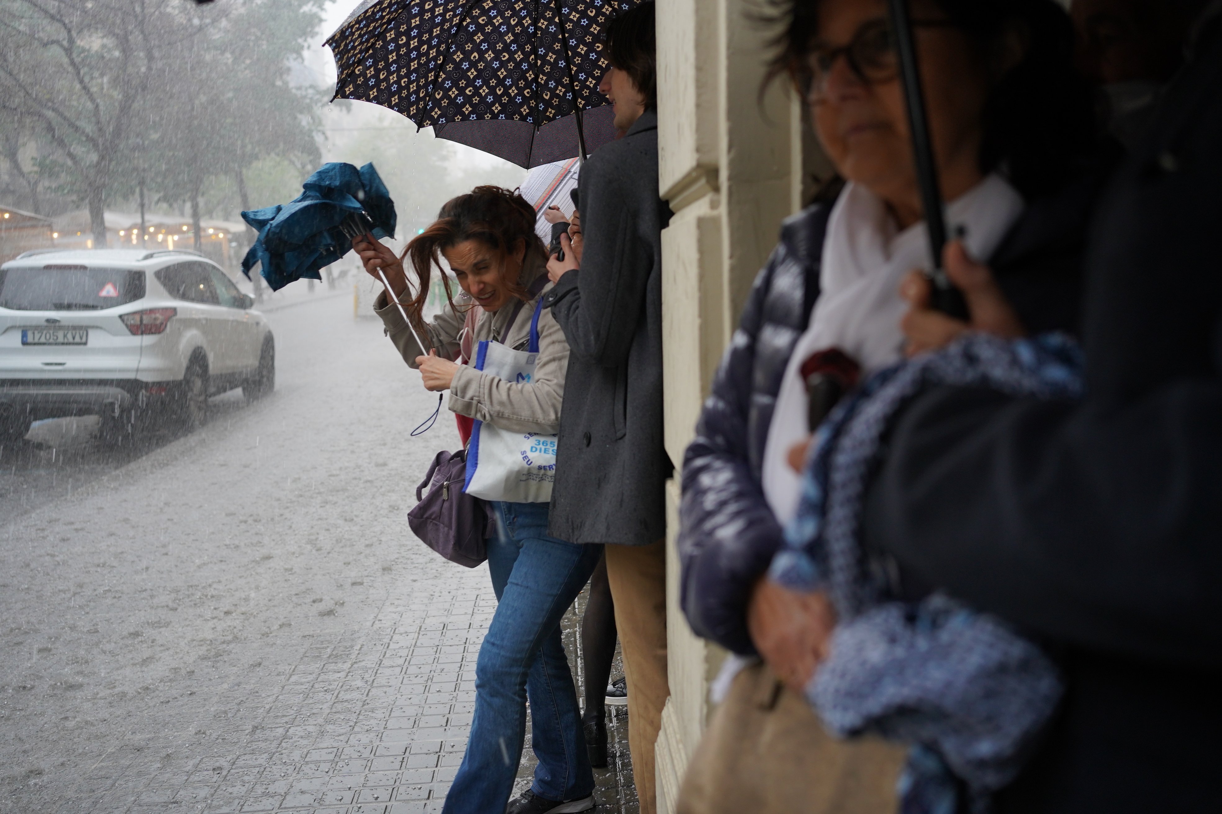 Granizo diada de Sant Jordi, paraguas - Foto: Bruna Casas