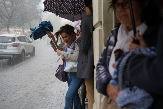 Granizo diada de Sant Jordi, paraguas - Foto: Bruna Casas