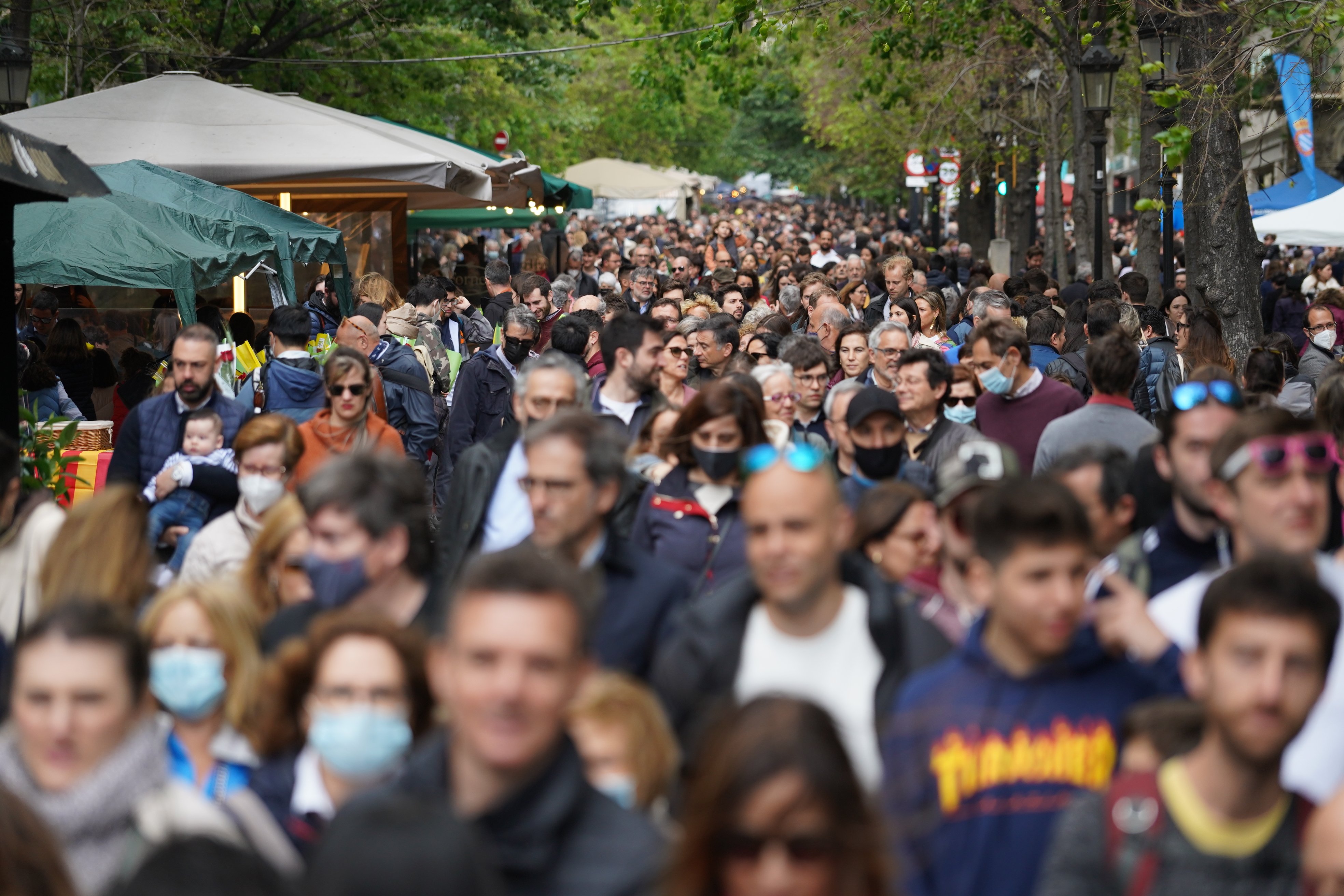 Diada de Sant Jordi 2022, ambiente Rambla Catalunya - Foto: Parda|Pardusca Casas