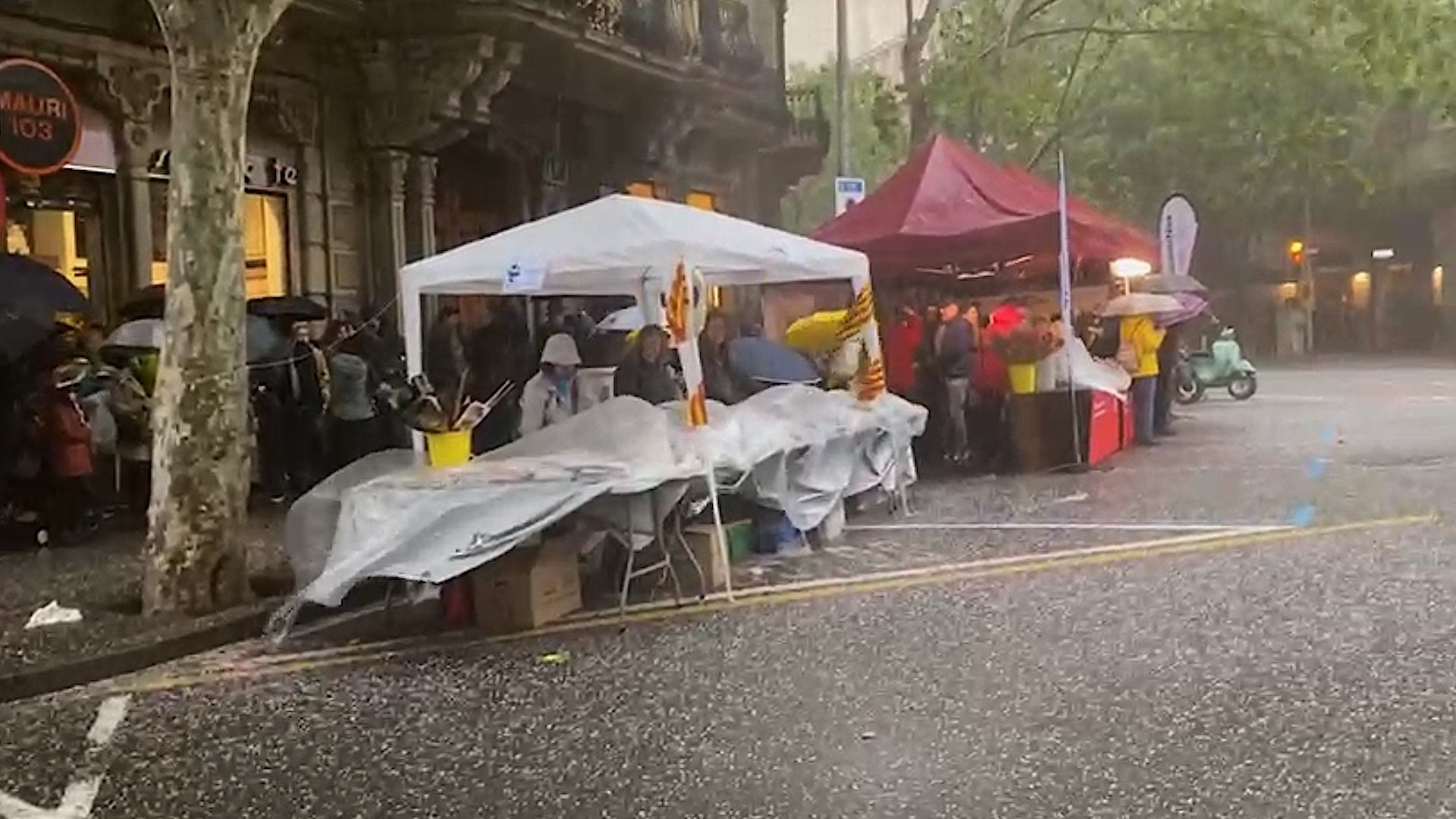 Granizo en Barcelona: 5 minutos de lluvia intensa complican el Sant Jordi | VÍDEO
