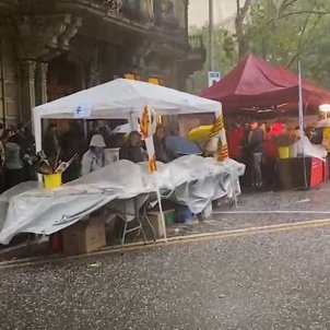 Granissada a Barcelona: 5 minuts de pluja intensa compliquen el Sant Jordi | VÍDEO