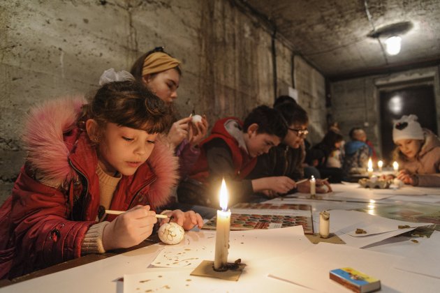 refugiados del este de Ucrania asisten a una clase magistral titulada Pintura de Pascua en un refugio antiaéreo, Lviv, invasión Rusia 2  - Foto:  Mykola Tys / Efe